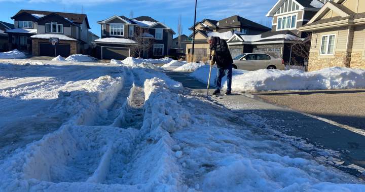 Edmonton residential parking ban pauses, snow-clearing to resume after weekend