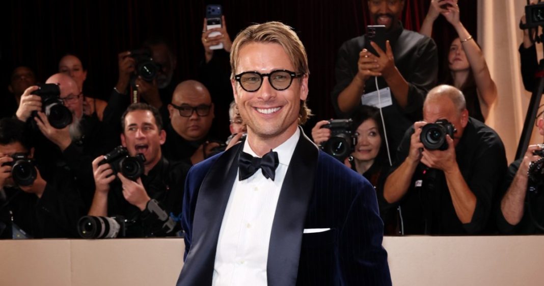 Glen Powell Poses Solo at Golden Globes Amid Michelle Randolph Romance