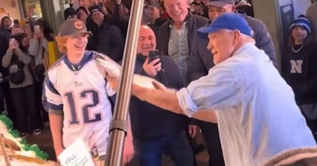 Bradshaw Misses Pike Place Fish Throw to Gronkowski Before NFC Championship