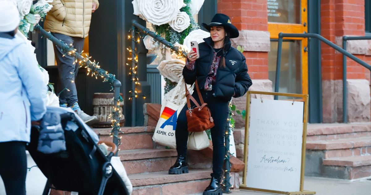 Jennifer Aniston Just Co-Signed the Cozy Coat Style Kyle Richards Also Loves插图 ASPEN, CO - DECEMBER 22: Kyle Richards is seen on December 22, 2025 in Aspen, Colorado. (Photo by BG041/Bauer-Griffin/GC Images)