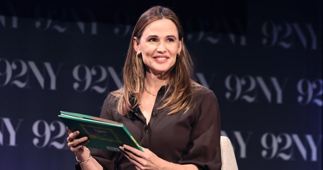 Jennifer Garner Ditched Stiff Jeans for This Comfy Trouser Style