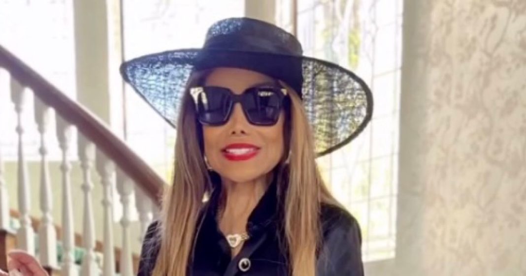 La Toya Jackson Strikes a Pose in New Pictures After Health Issues