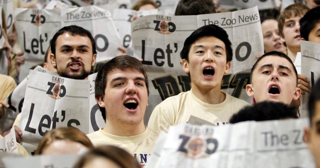 College Basketball Fan Turns Free Throws Into '90s Karaoke Night