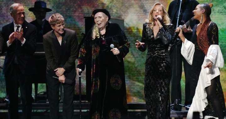 Junos 2026: Joni Mitchell sings onstage, Drake pays tribute to Nelly Furtado