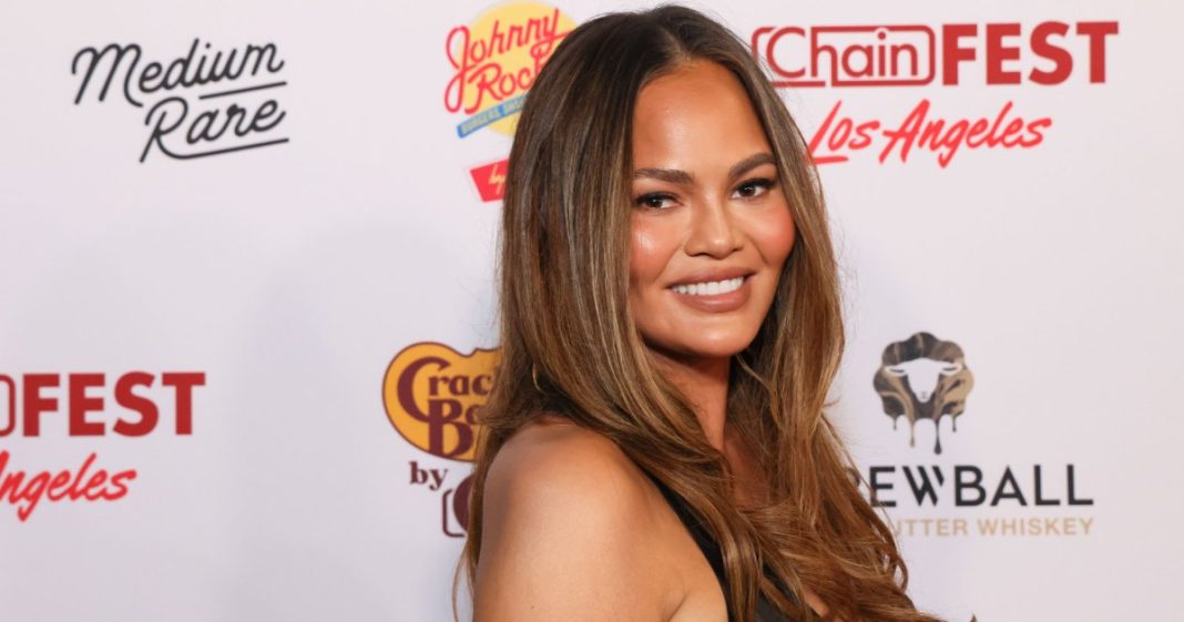 Chrissy Teigen Wore the Oddly Flattering Jeans That Are Perfect for Warm Weather
