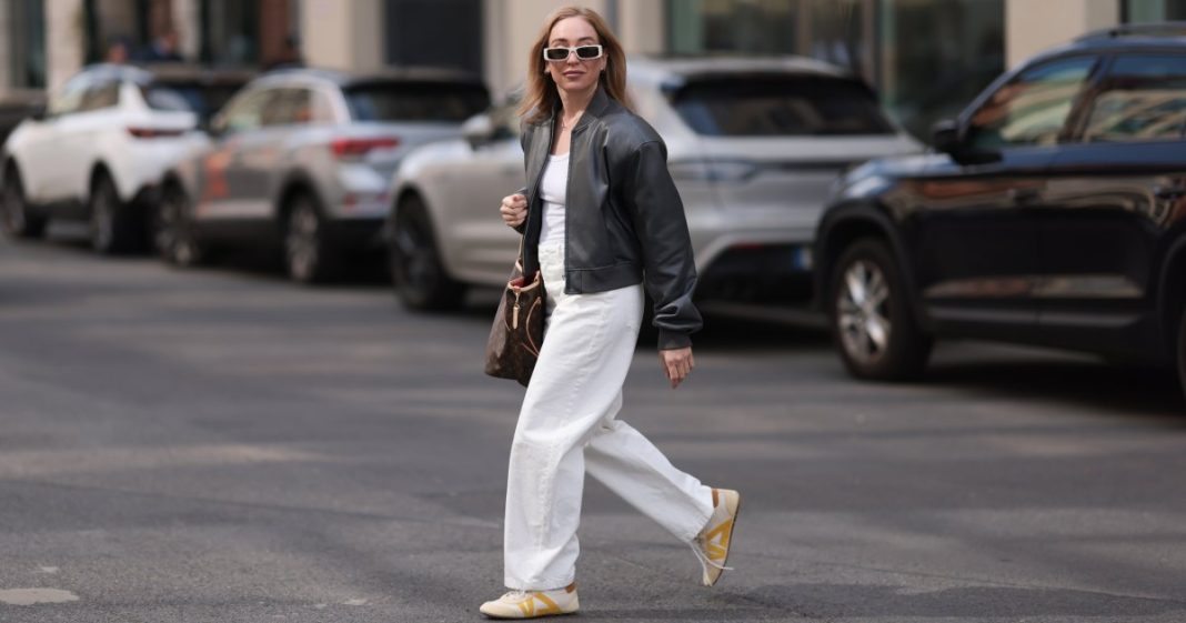 Reviewers Swear by These Rich Mom Sneakers for Long Walks and Travel Days