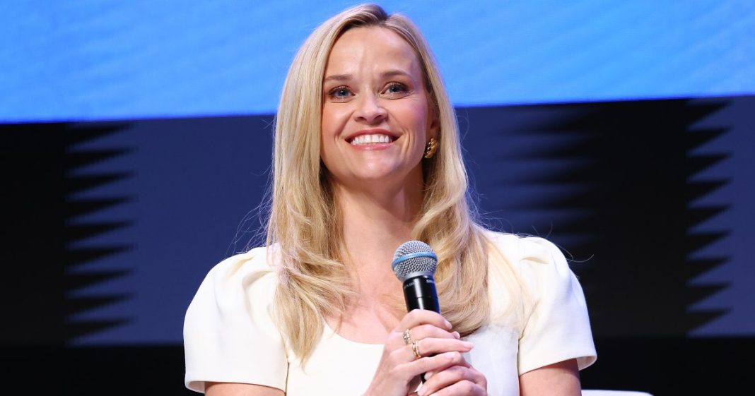 Get Reese Witherspoon's California Cool Girl Loose Jeans Style