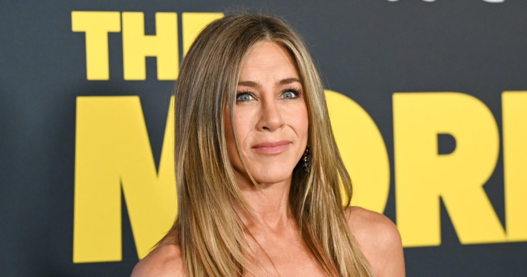 Jennifer Aniston's Sleeveless Spring Sweater Look Is Effortlessly Cool