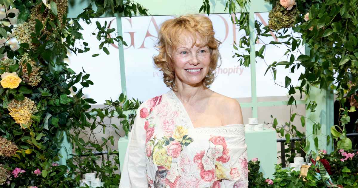 These Loose, Slimming Pieces Nail Santorini Style — Starting at $6插图 Pamela Anderson