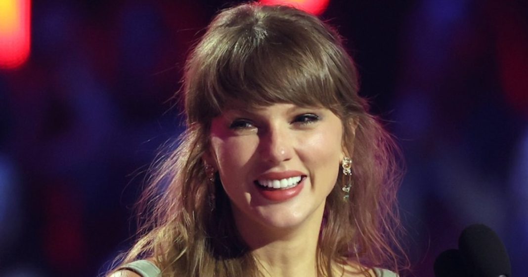 Taylor Swift Spotted With Her Parents and Brother Austin in New York City