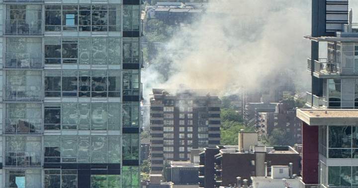 Dozens of people flee fire in downtown Calgary high-rise