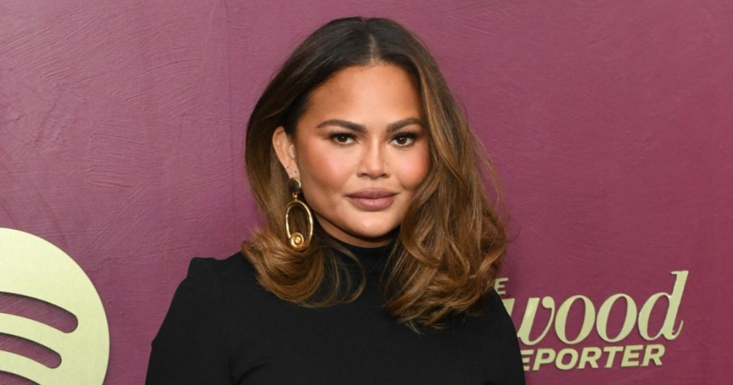 Chrissy Teigen Mourns Death of Her Dad With Emotional Message