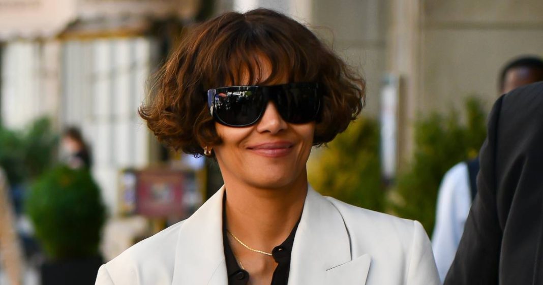 Halle Berry’s Chic Neutral Tote Gives Instant Rich-Mom Energy