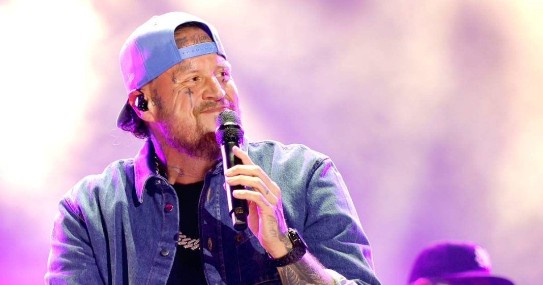 Jelly Roll Ditched Wedding Ring During CMA Fest Performance Amid Divorce