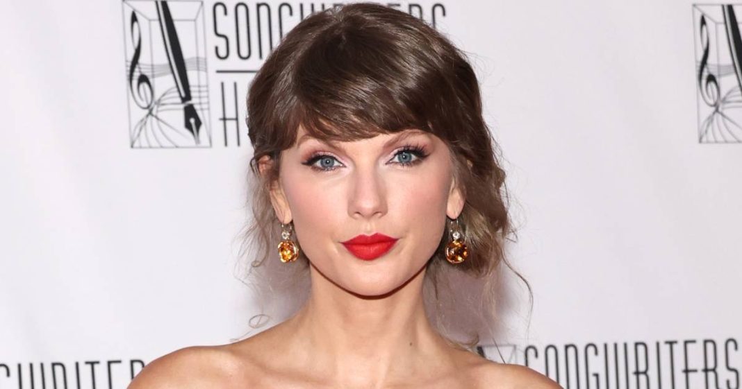 Taylor Swift Gets Emotional Thanking Family in Songwriters Hall of Fame Speech