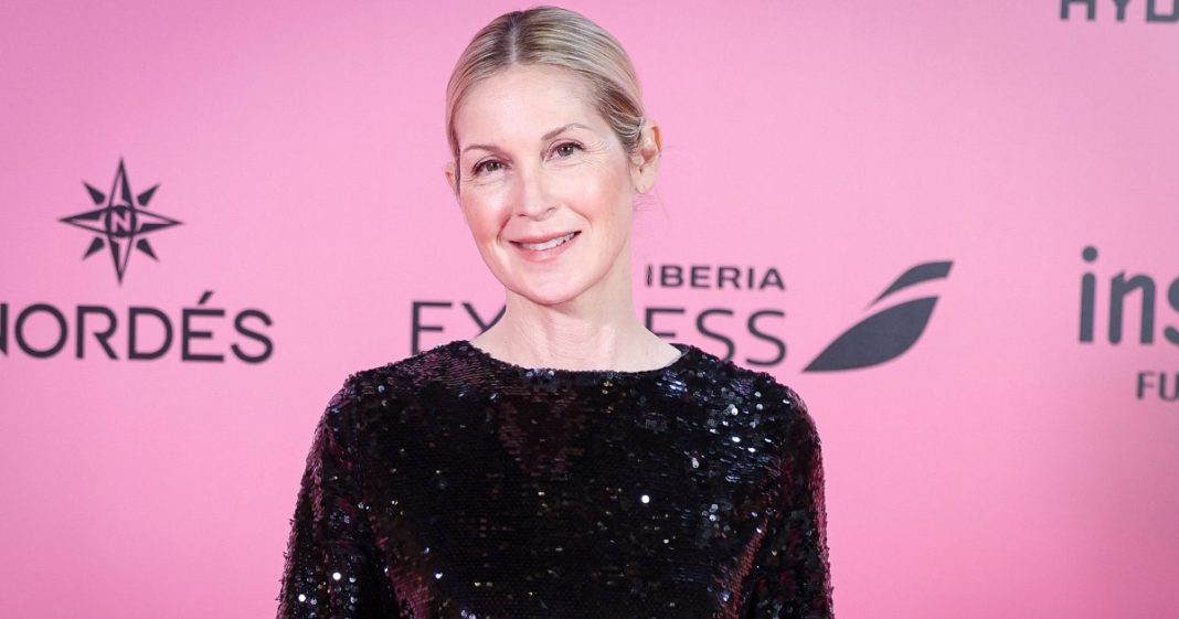 Kelly Rutherford's No-Fuss Sandals Are Our Summer Shoe Obsession