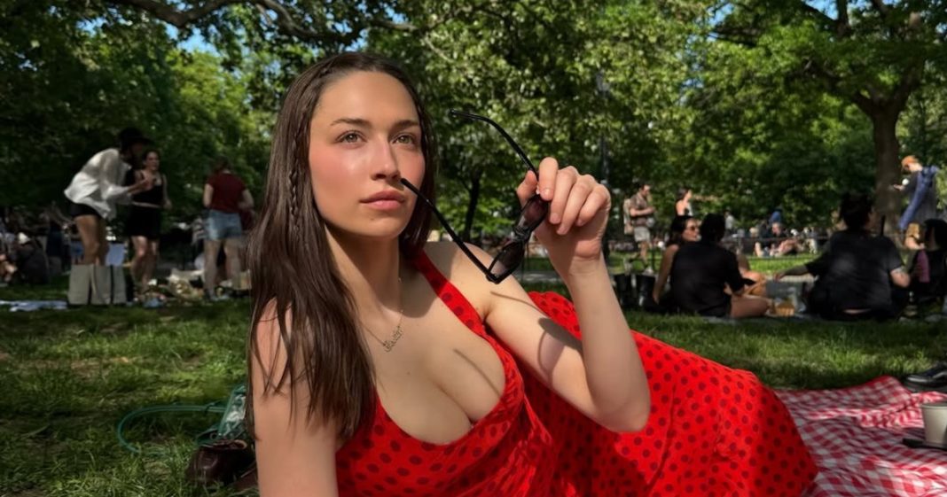 Elsie Hewitt Wows in Plunging Revenge Dress After Pete Davidson Split
