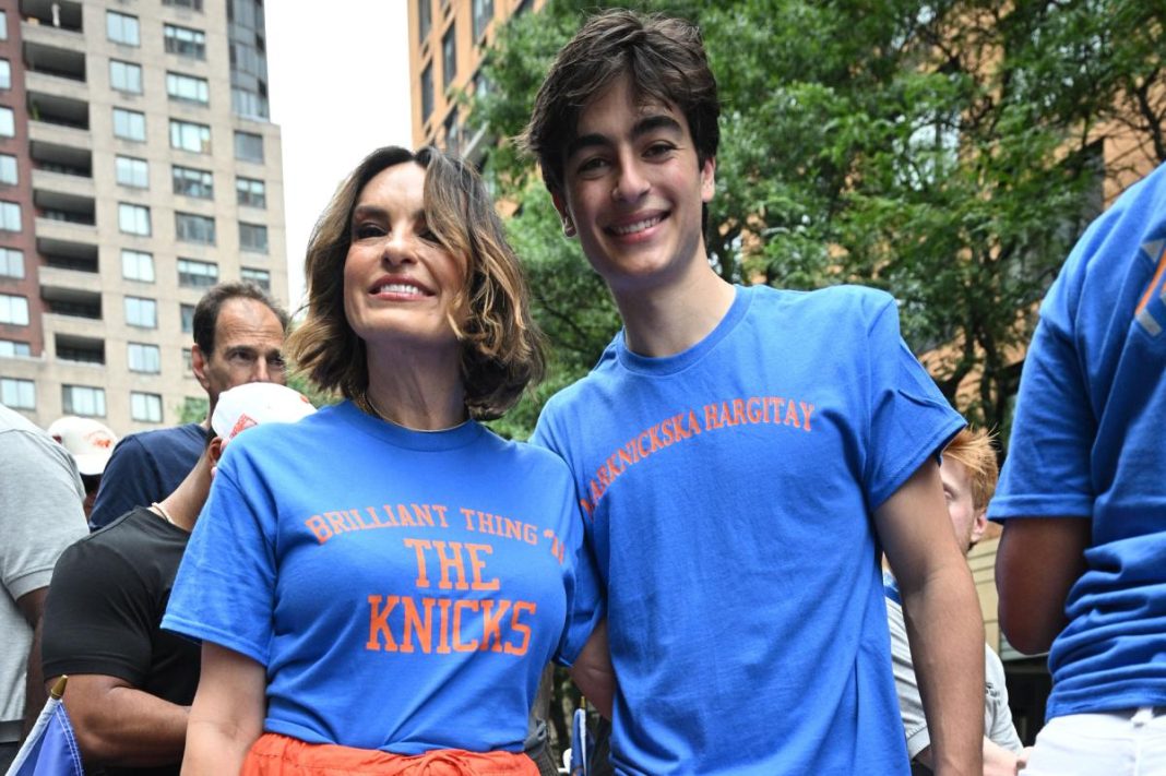 Mariska Hargitay’s son reps his mom at Knicks parade with punny shirt